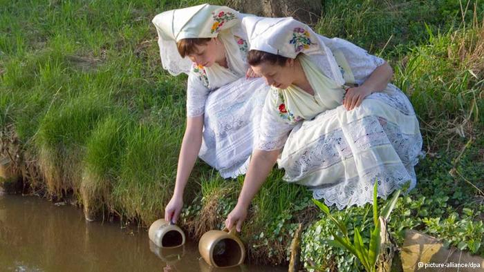 Mehr über den Artikel erfahren Ein altes Symbol des Lebens: Osterwasser