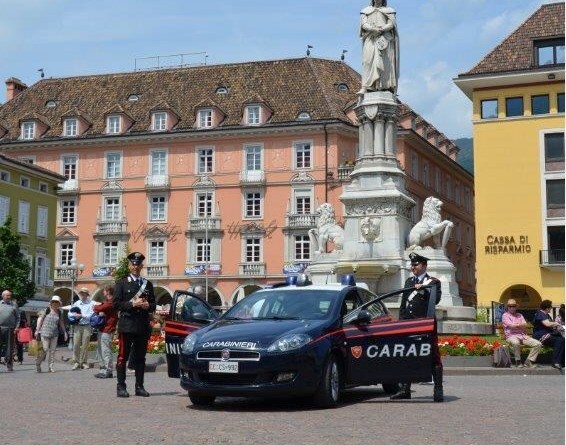 Mehr über den Artikel erfahren Bolzano, rapina una donna in piazza Walther: arrestata