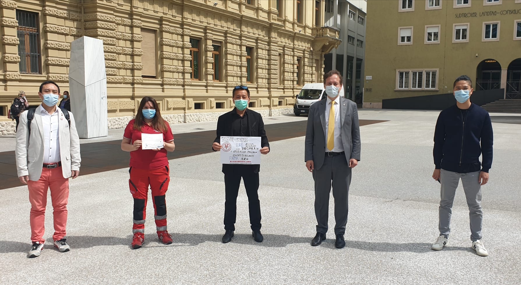 Scopri di più sull'articolo Bolzano. I  commercianti cinesi donano  denaro, mascherine e pasti caldi alla CRI Alto Adige