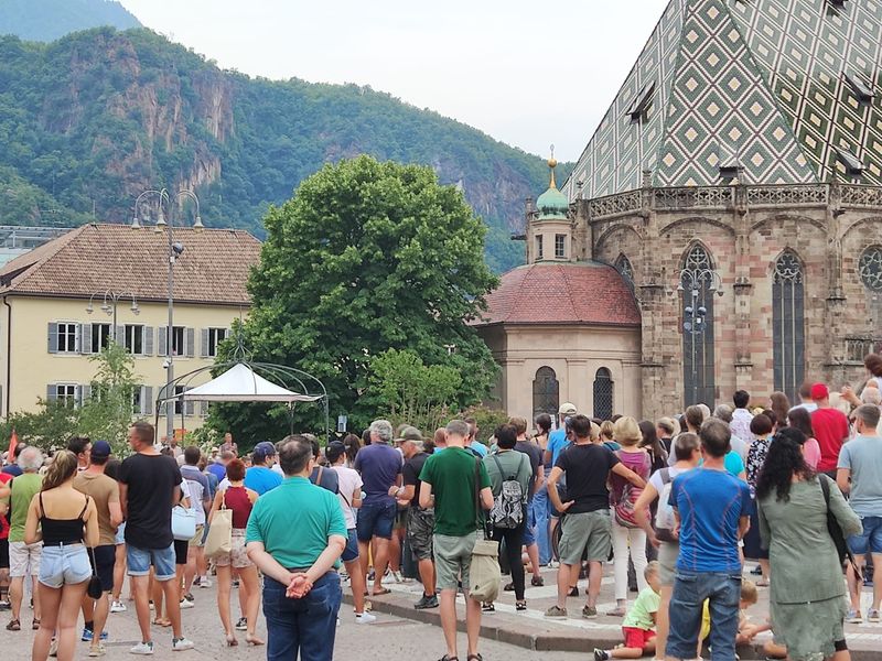 Scopri di più sull'articolo Bolzano. Green pass, un migliaio di persone manifestano contro l’obbligo in piazza Walther