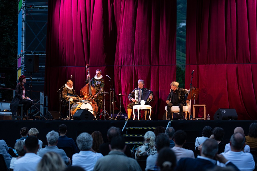 Mehr über den Artikel erfahren DOPO LE ANTEPRIME NELL’AMBITO DI FUORI! DEBUTTA DOMANI 2 LUGLIO AL TEATRO ROMANO DI VERONA “L’AMLETO” DI E CON PAOLO ROSSI