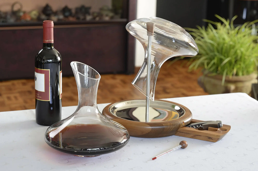 Scopri di più sull'articolo Il decanter per il vino: un accessorio intimidatorio, ma benefico