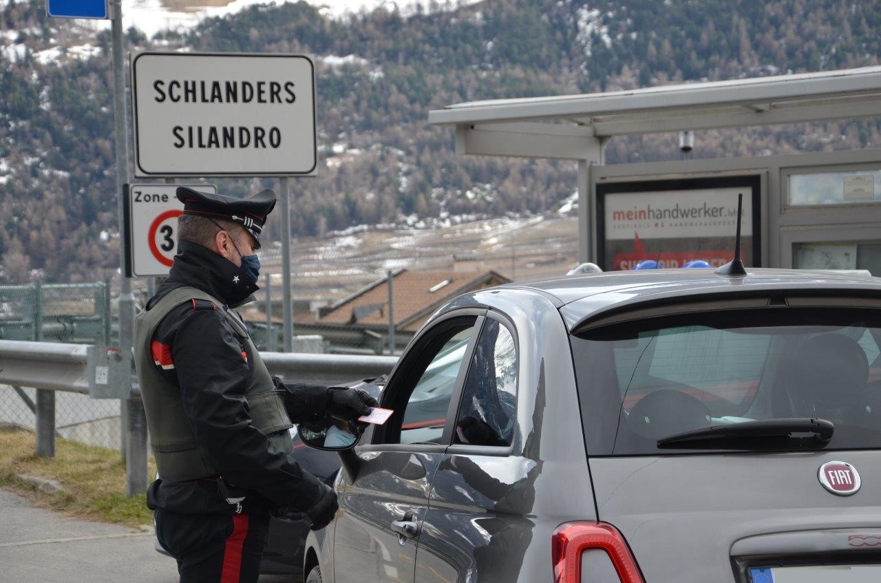 Mehr über den Artikel erfahren Berretto dei carabinieri in auto, denunciato giovane svizzero