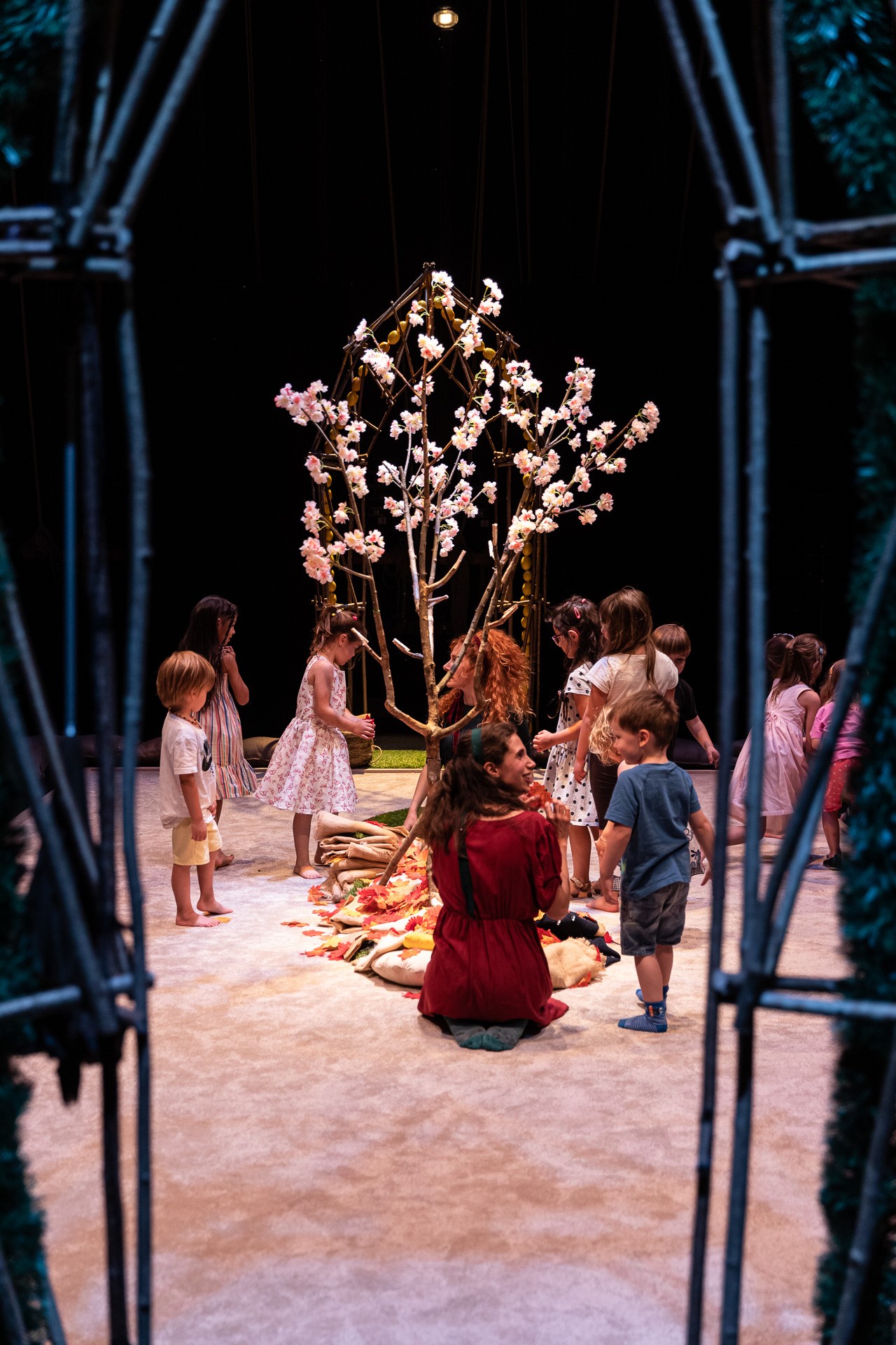 Scopri di più sull'articolo Bolzano. LA LUNA IN GIARDINO, al Teatro Cristallo per i più giovani