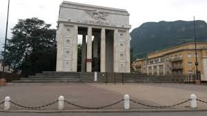 Scopri di più sull'articolo Bolzano, blitz notturno al monumento alla Vittoria per ricordare la marcia su Roma, Fattor denuncia, la polizia indaga, l’Anpi protesta