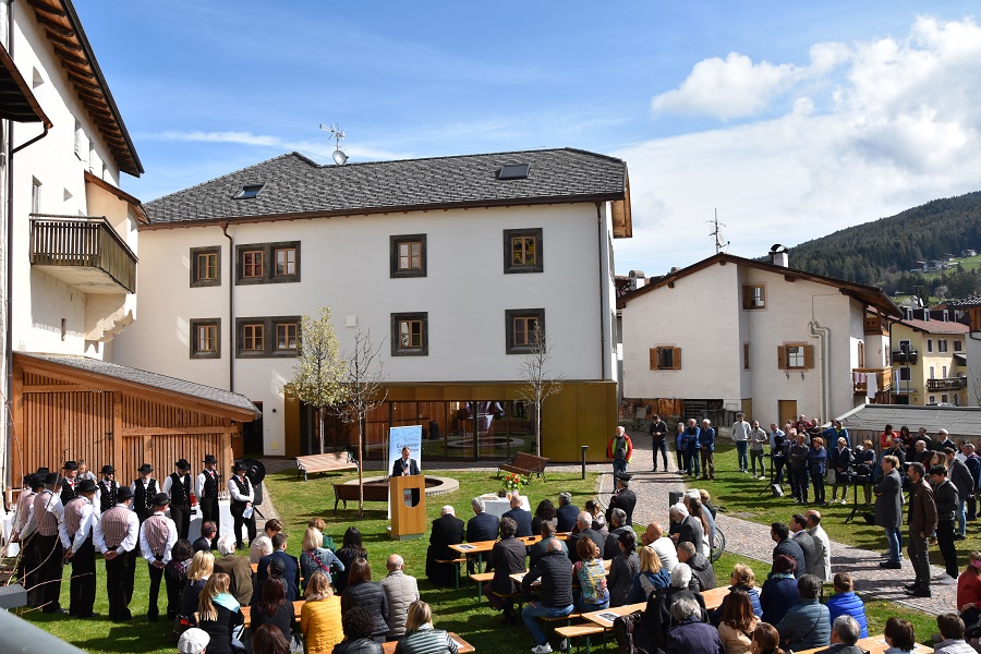 Mehr über den Artikel erfahren Inaugurata la Minnehus Walther von der Vogelweide, cantore star del Medioevo