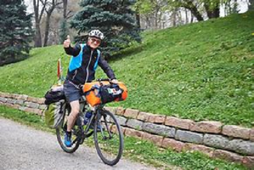 Mehr über den Artikel erfahren “Ciclista della Memoria” Giovanni Bloisi farà tappa al muro del Lager di Bolzano.