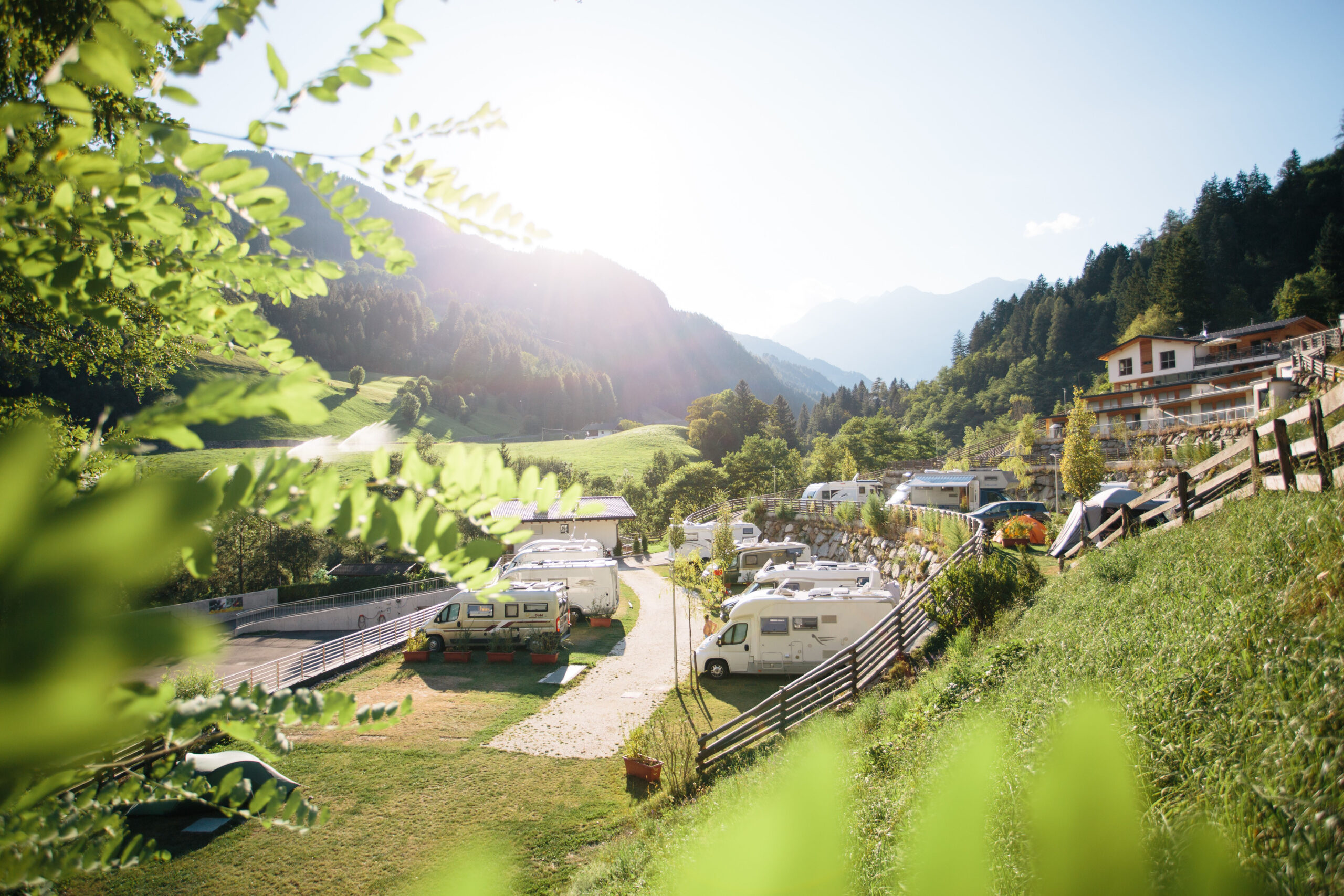 Mehr über den Artikel erfahren Camping im goldenen Herbst: Das sind die schönsten Regionen und Campingplätze