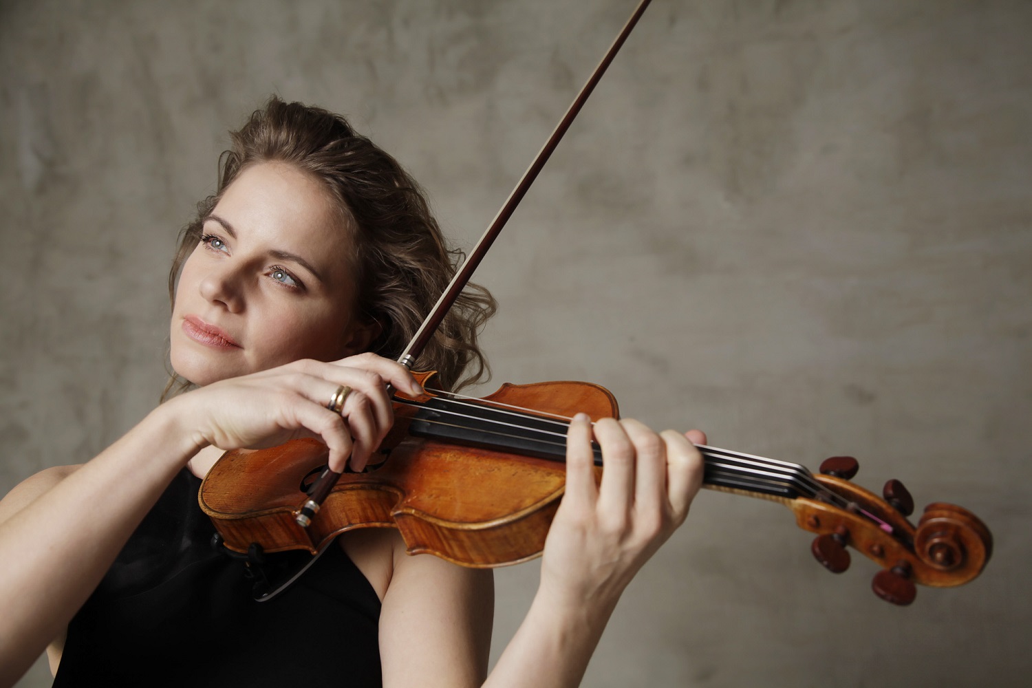 Scopri di più sull'articolo Al Teatro Comunale l’orchestra giovanile europea con la stella della classica Julia Fischer