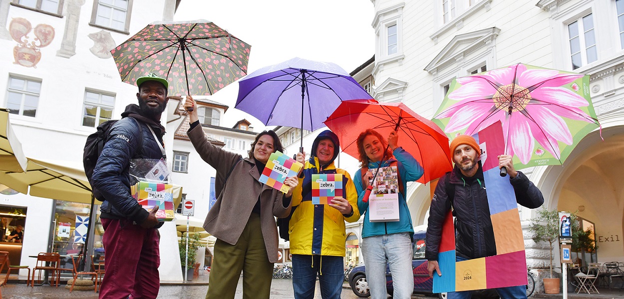 Mehr über den Artikel erfahren Portraits of Solidarity, das Team der Straßenzeitung zebra. präsentiert in Bozen den zebra.Jahreskalender 2024