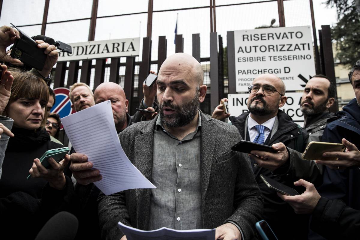 Mehr über den Artikel erfahren Roberto Saviano: Lo scrittore portato a processo dal Ministro. E Salvini non si presenta al Tribunale di Roma