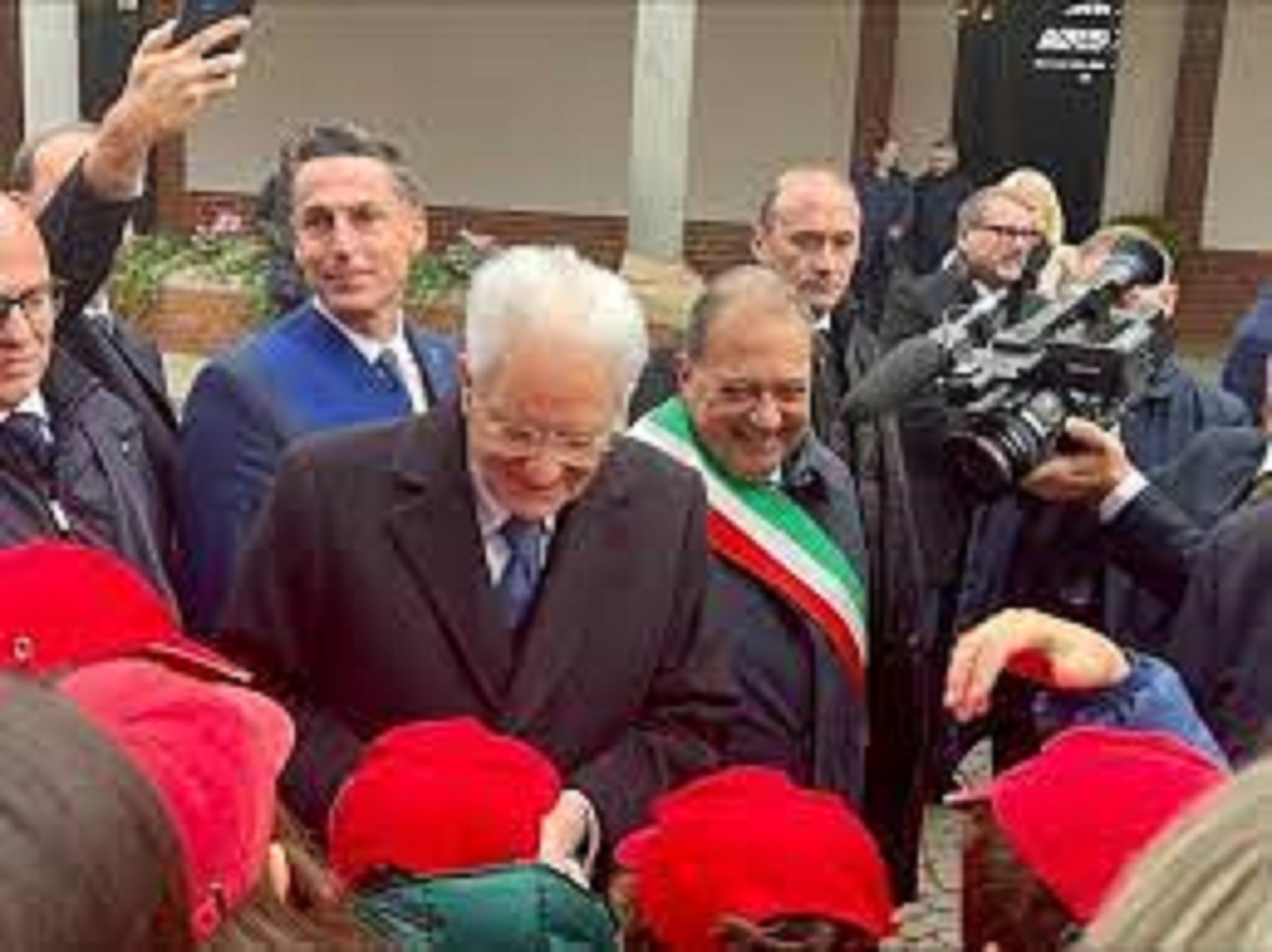 Mehr über den Artikel erfahren Mattarella, “Giovani motivo di speranza, ma se disorientati responsabili anche noi adulti”