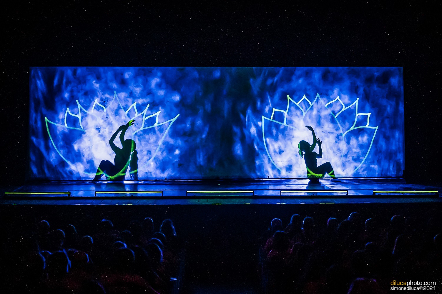 Mehr über den Artikel erfahren A Bolzano il Teatro Cristallo si colora con il Blu Infinito della eVolution dance theater