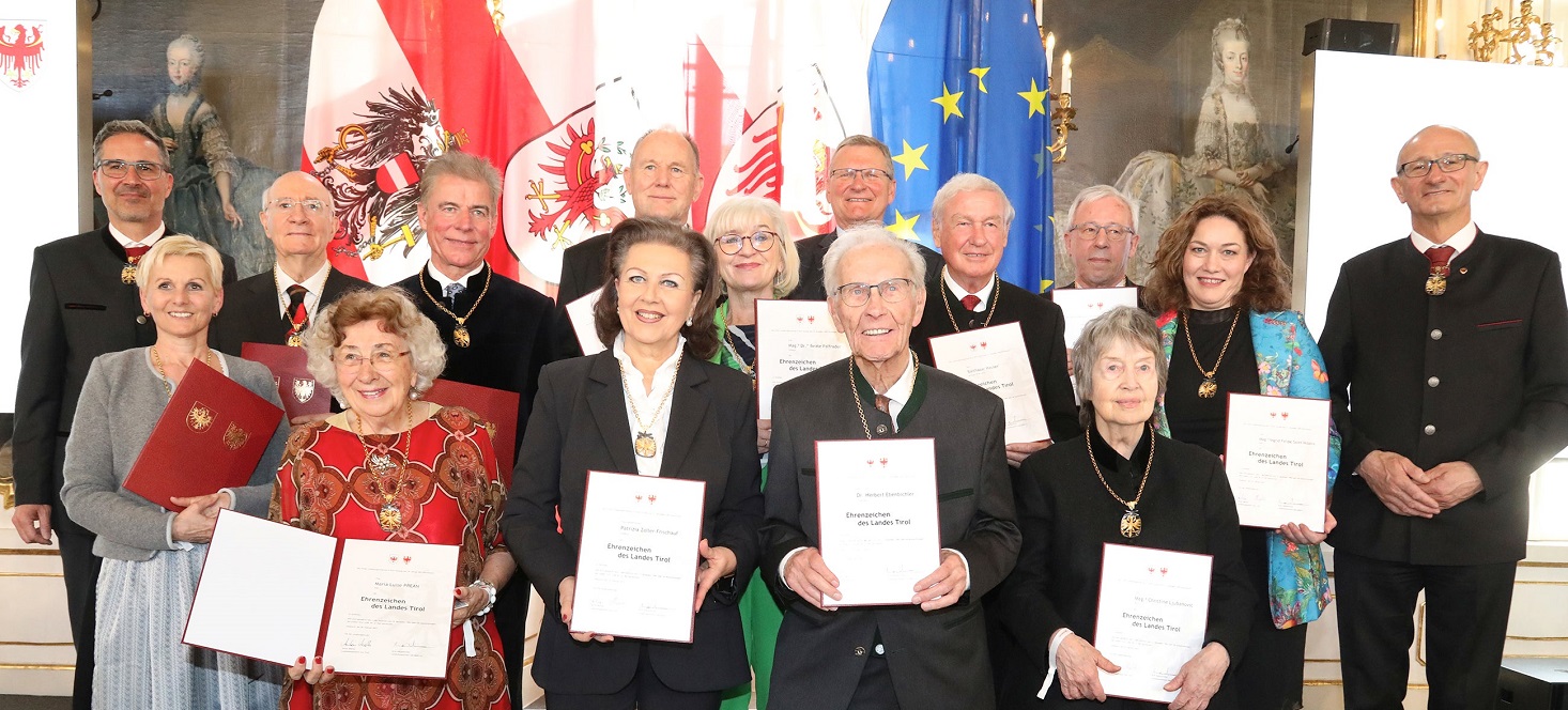 Mehr über den Artikel erfahren Ehrenzeichen des Landes Tirol für 13 herausragende Persönlichkeiten