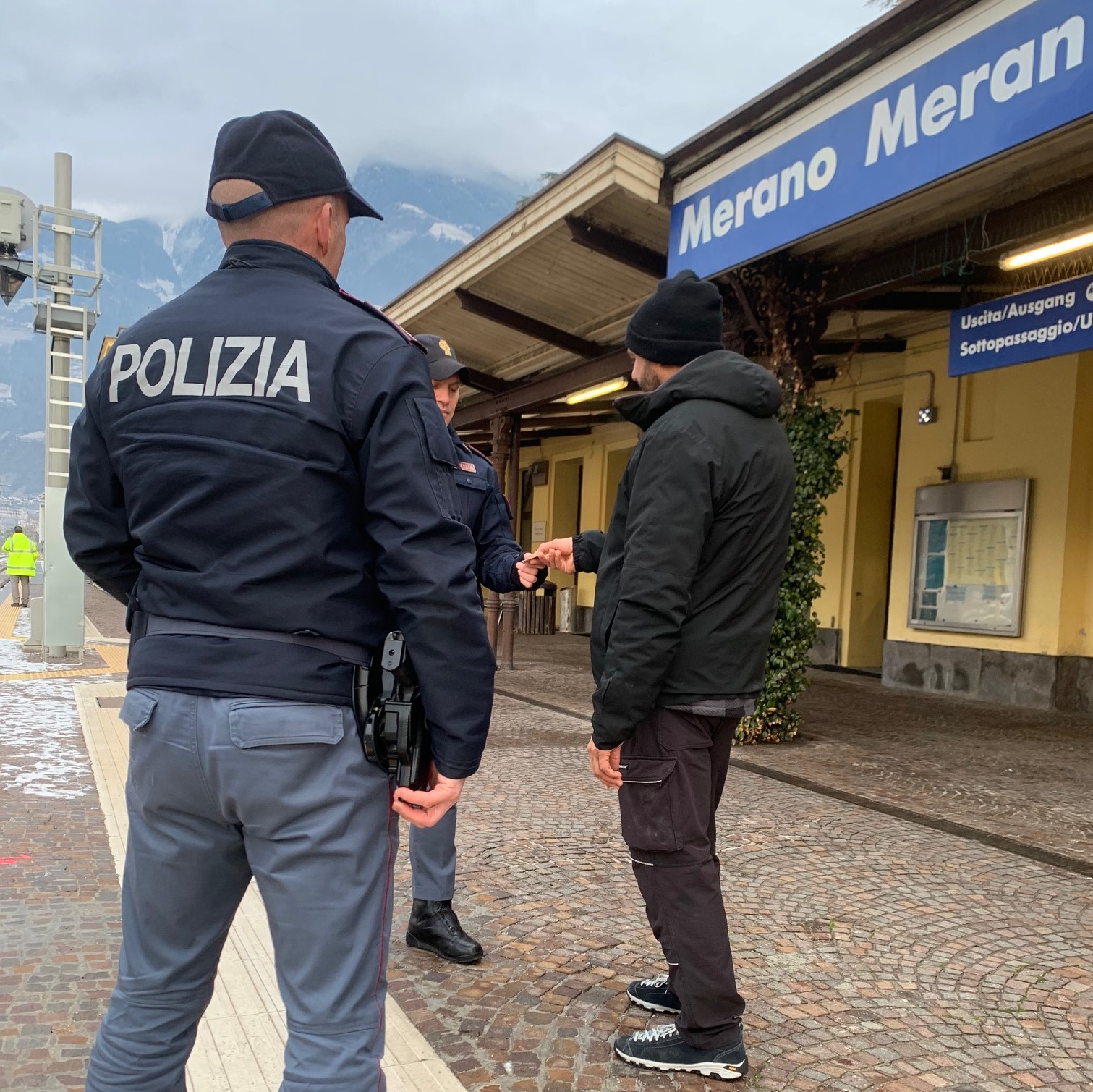 Scopri di più sull'articolo Viola l’obbligo di soggiorno a Bolzano e si reca in stazione ferroviaria a Merano, arrestato dalla Polizia