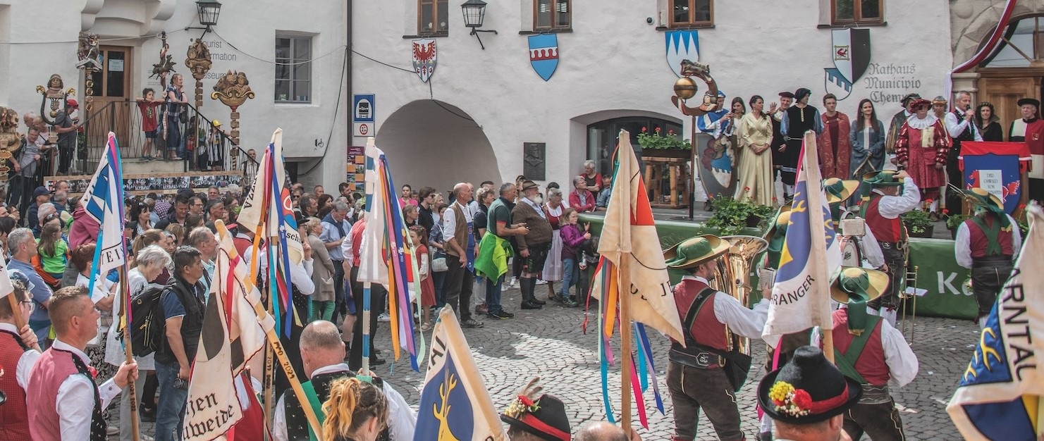 Scopri di più sull'articolo La Cavalcata Oswald von Wolkenstein invita alla 41a volta nella regione dolomitica Alpe di Siusi