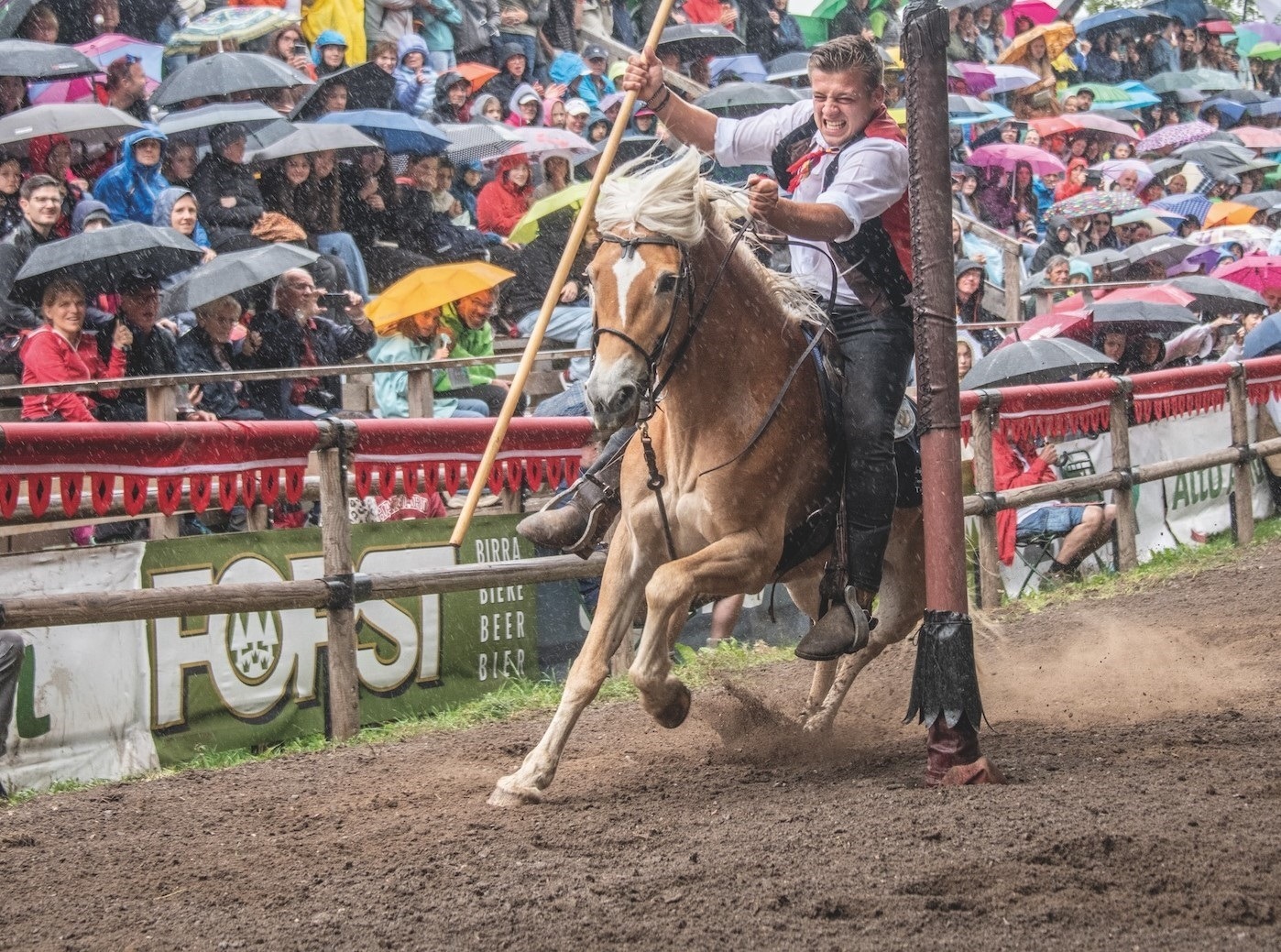 Scopri di più sull'articolo Cavalcata Oswald von Wolkenstein tutto pronto per l’evento equestre ai piedi dello Sciliar