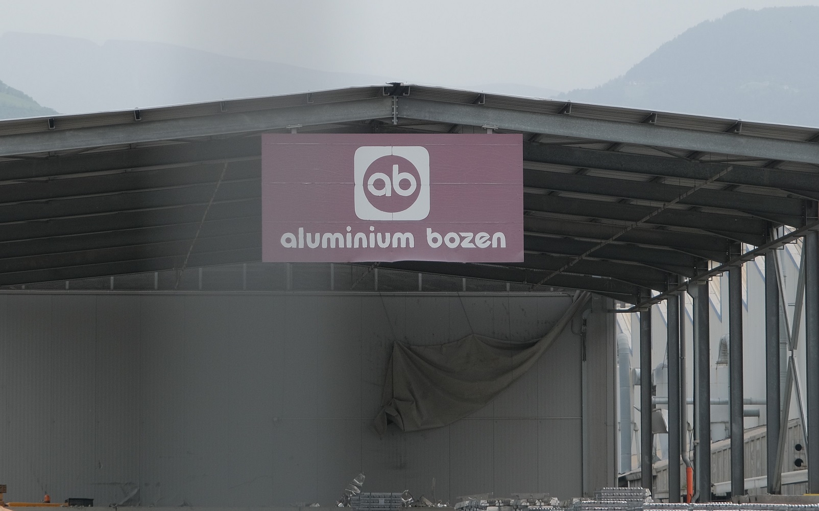 Mehr über den Artikel erfahren Bolzano, gravissimo incidente sul lavoro alla Aluminium, sciopero unitario lunedì