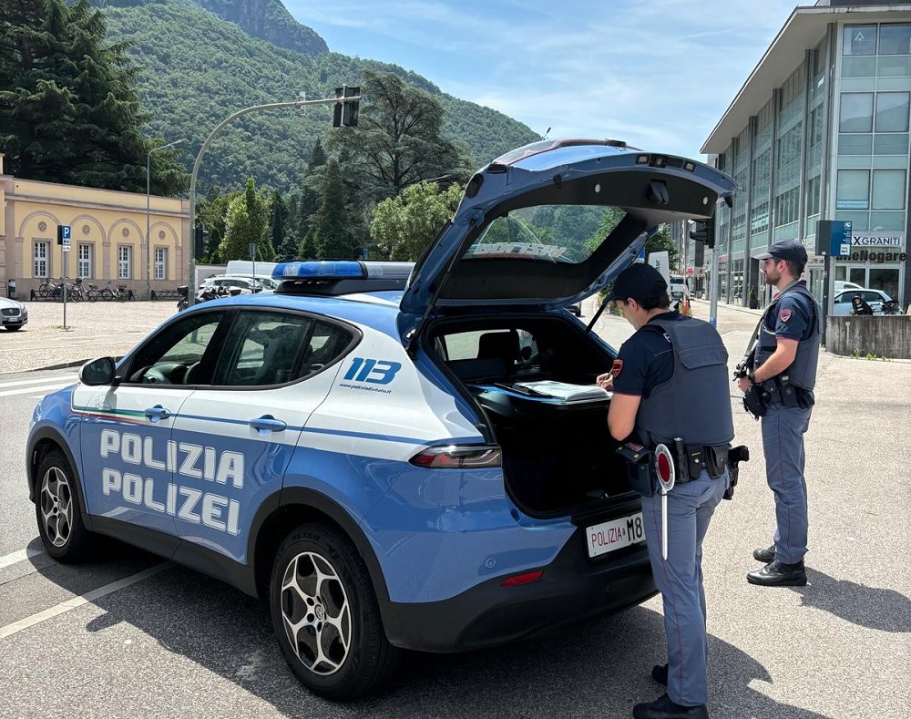 Scopri di più sull'articolo Pregiudicato straniero danneggia autovetture e minaccia i poliziotti