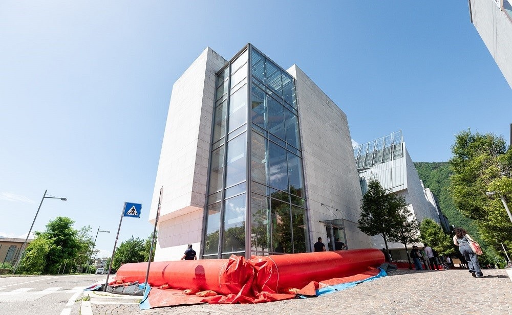 Mehr über den Artikel erfahren Trento, Biblioteca universitaria superata la prova delle barriere anti allagamento