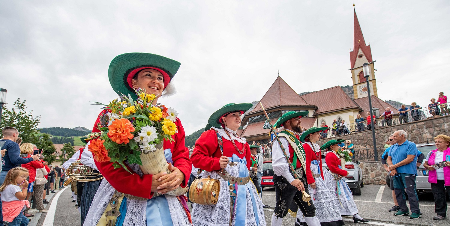 Mehr über den Artikel erfahren La Val Gardena indossa i costumi tradizionali