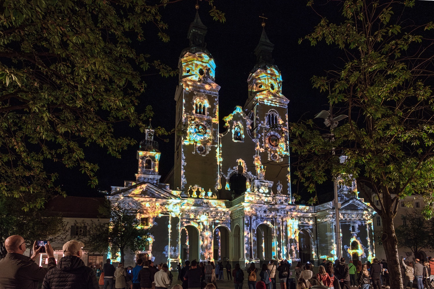 Mehr über den Artikel erfahren Gli organizzatori desiderano ringraziare la popolazione locale e i sostenitori del Water Light Festival