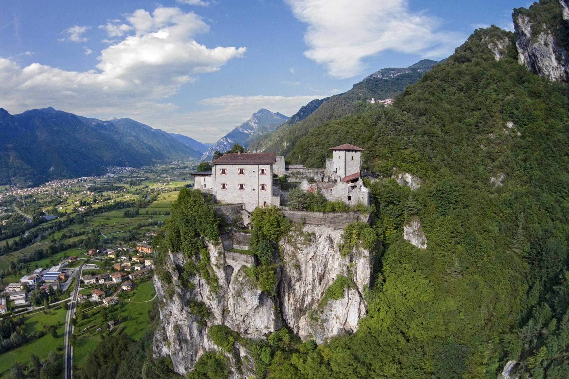 Mehr über den Artikel erfahren Il castello San Giovanni di Bondone si apre a nuove iniziative tra scienza, cucina ed eco-plogging