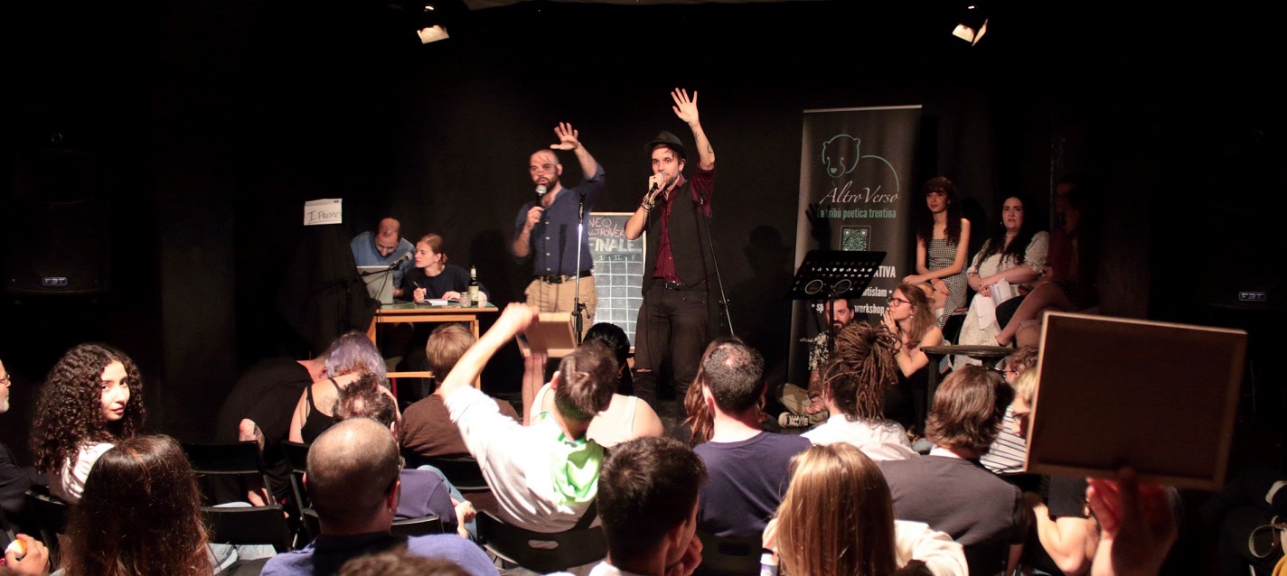 Scopri di più sull'articolo Trento. Sul palco del Teatro Capovolto va in scena la finale provinciale del campionato di “poetry slam”