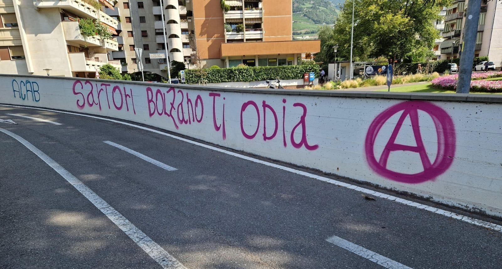 Scopri di più sull'articolo Hass-Graffiti gegen Quästor: Landesrätin Mair fordert harte Strafen