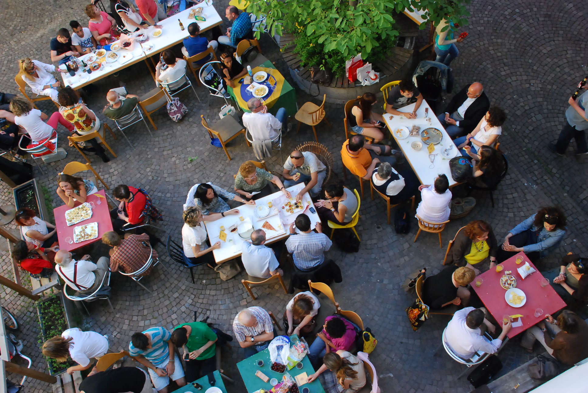 Mehr über den Artikel erfahren Caffè delle lingue Bolzano, il piacere di conversare liberamente