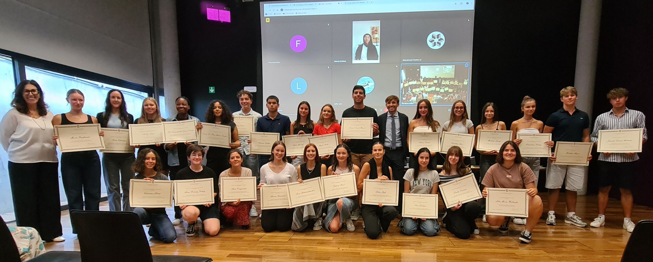 Mehr über den Artikel erfahren L’assessore Angelo Gennaccaro consegna le borse di studio agli studenti in partenza per un anno di studio in Europa