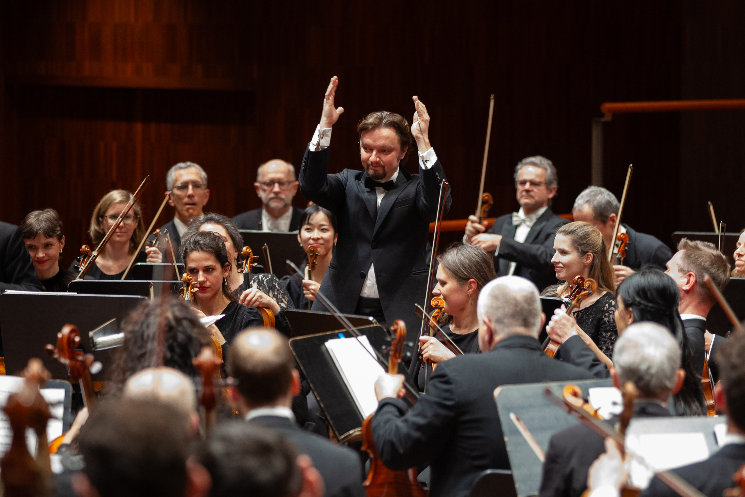 Mehr über den Artikel erfahren Tiroler Symphonieorchester Innsbruck, Ainārs Rubiķis gibt ab Herbst 2025 den Takt an