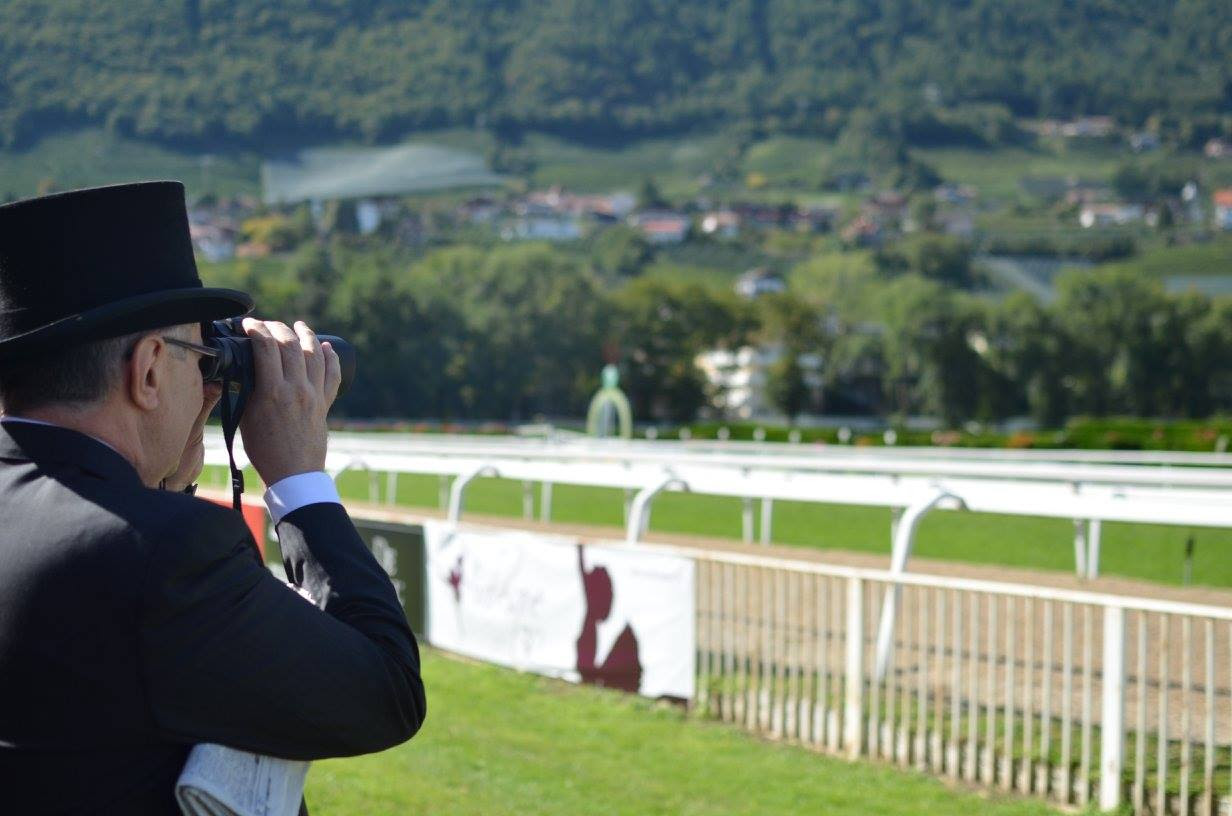 Mehr über den Artikel erfahren Pochi giorni all’85° Gran Premio Merano Alto Adige, la corsa ippica più elegante d’Italia