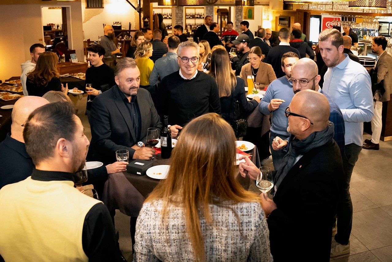 Mehr über den Artikel erfahren Oltre quaranta imprenditori alla cena Eat to Meet all’insegna del business e del networking