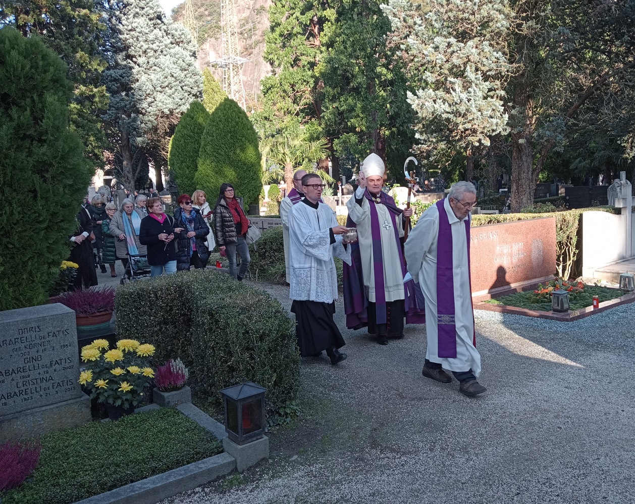 Scopri di più sull'articolo Bischof Muser am Bozner Friedhof: Allerheiligen erinnert an Endlichkeit und Auferstehung