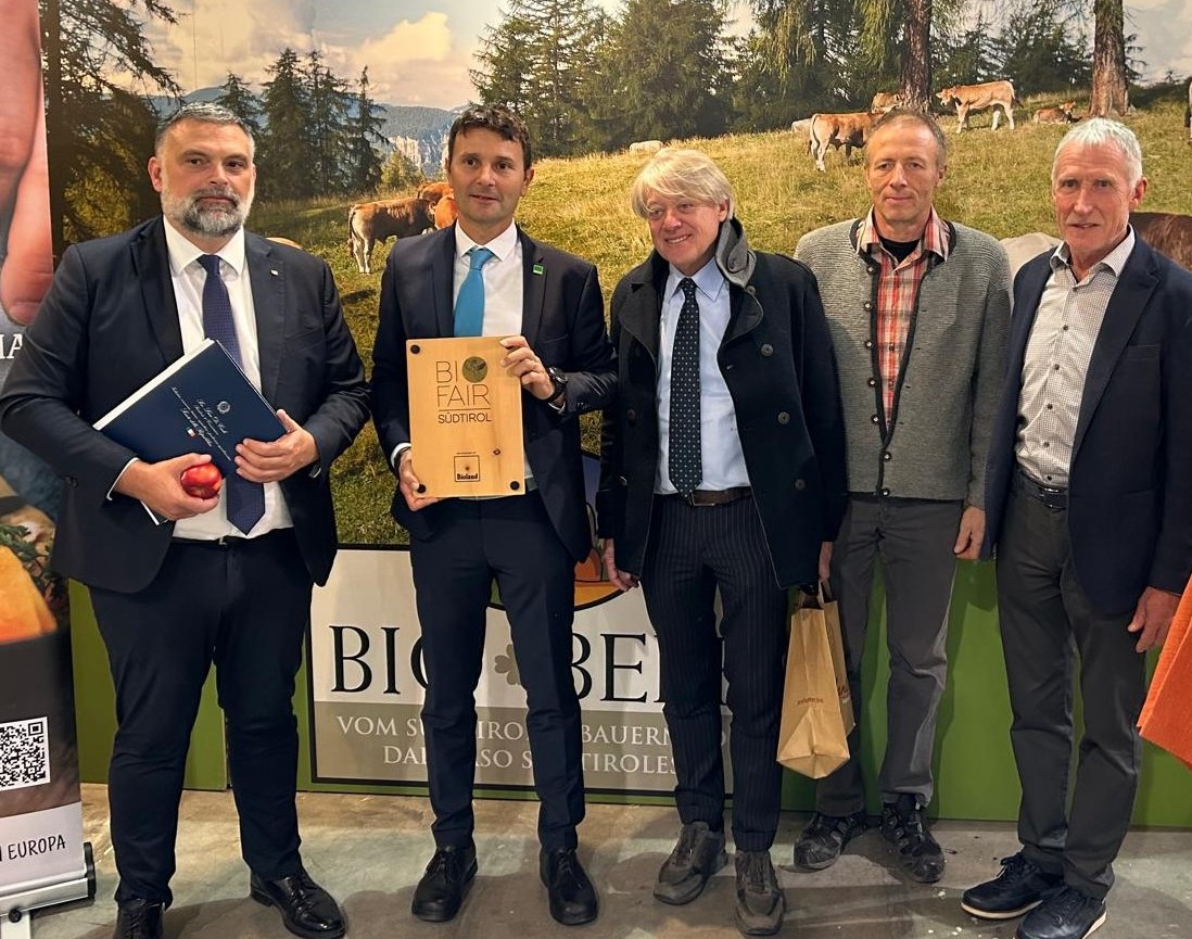 Scopri di più sull'articolo Bolzano, Bioland Südtirol presenta un documento di richieste al sen. Luca De Carlo (Comm. Commercio, Turismo e Agricoltura) in occasione della fiera Biolife